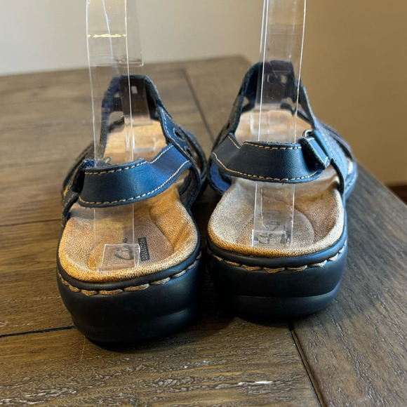 6 wide Clarks Women's Leisa Lakelyn Blue Leather Slingback Casual Sandals - Picture 6 of 9